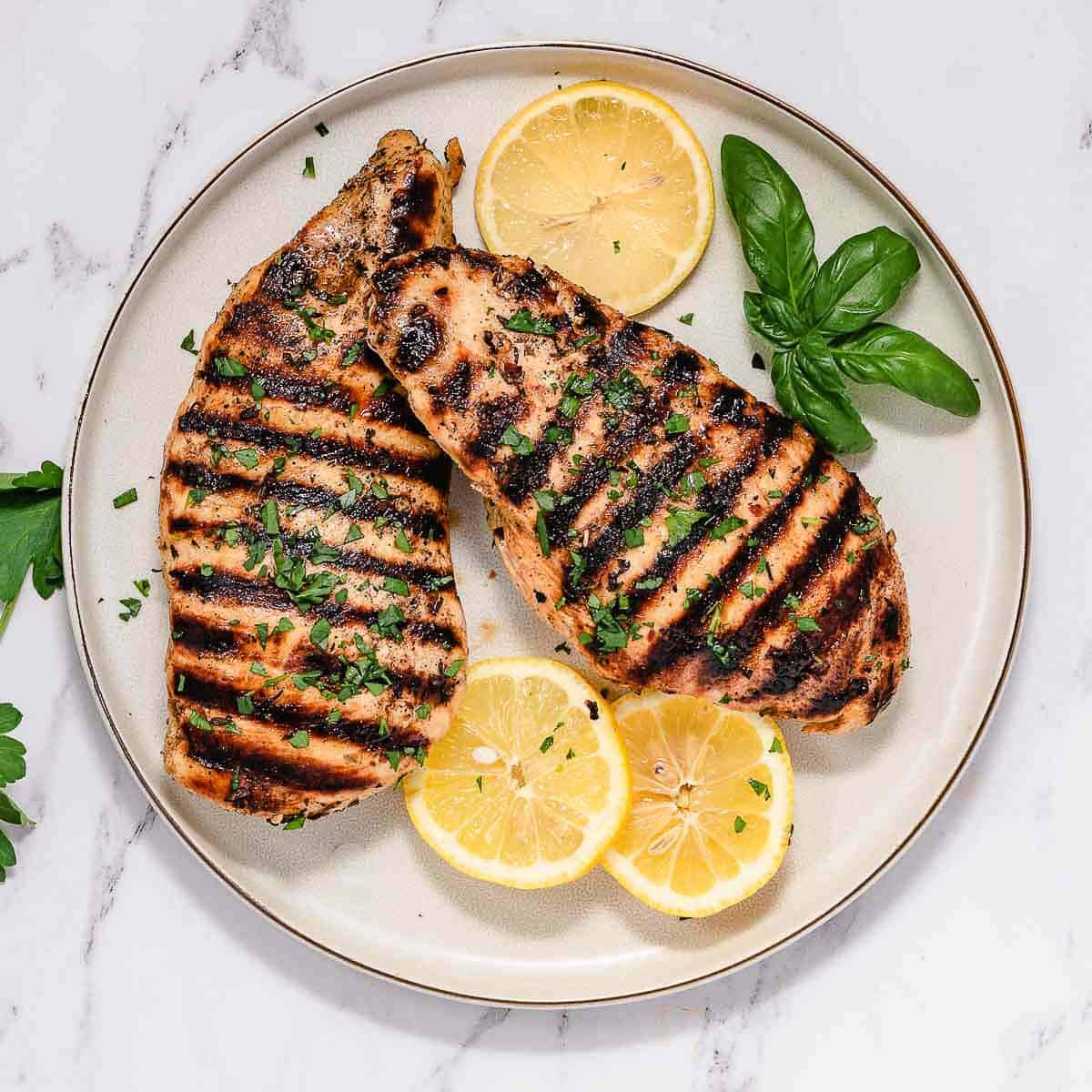 Pan grilled chicken breasts with lemons.