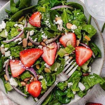 romaine and spinach strawberry salad with feta and almonds