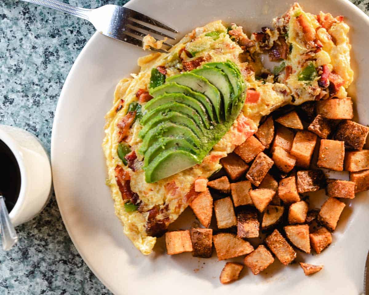 Omelet with avocado and fried potatoes.