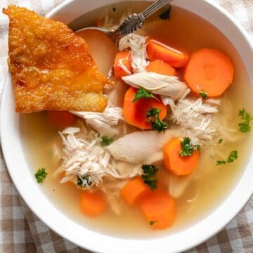 Boel of chicken soup with carrots and chicken.
