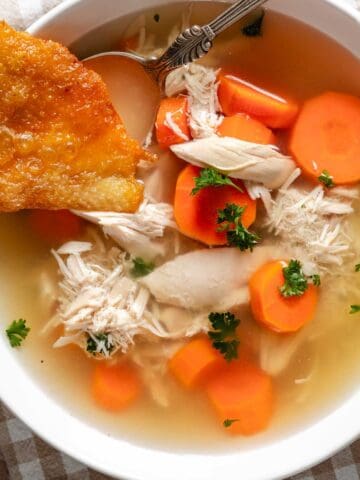 Boel of chicken soup with carrots and chicken.