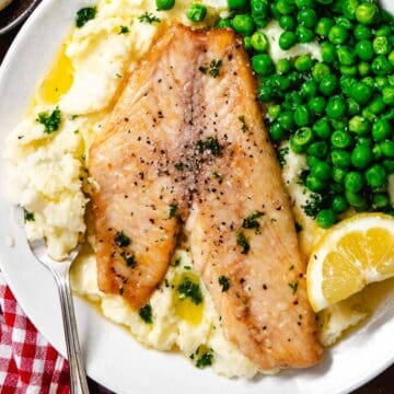 Fish and mashed potatoes with peas.