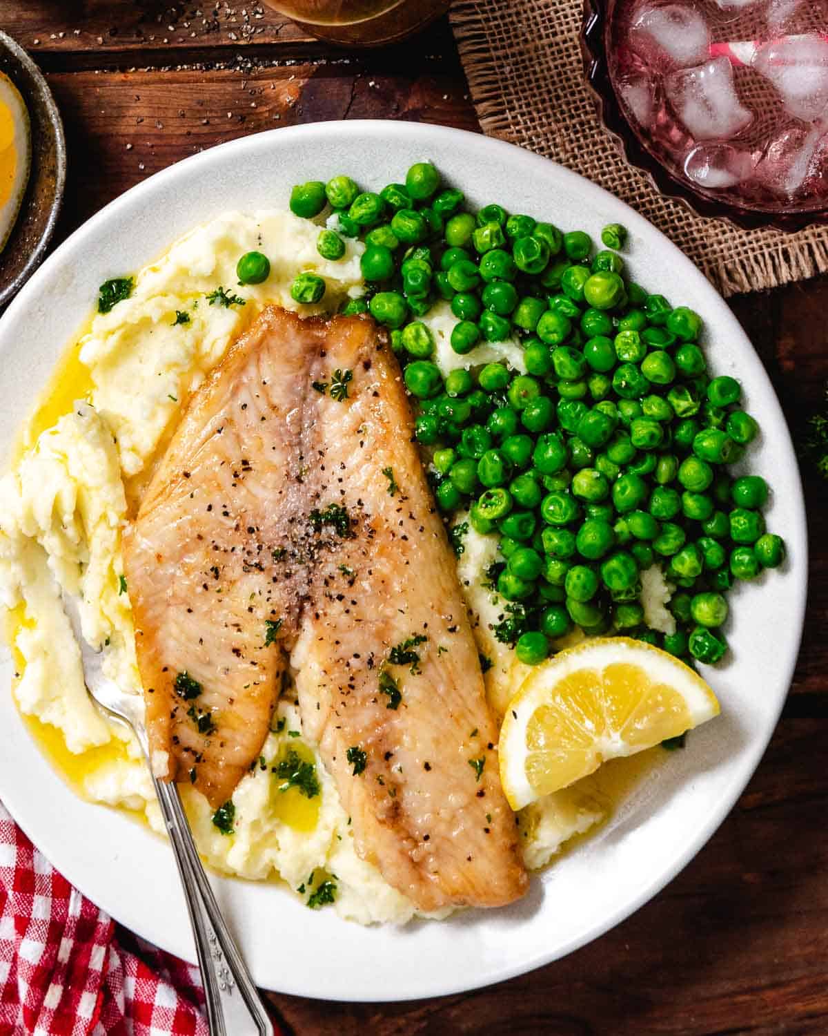 Fish with mashed potatoes and peas.