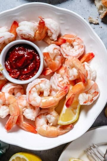 boiled shrimp with coktail sauce and lemons