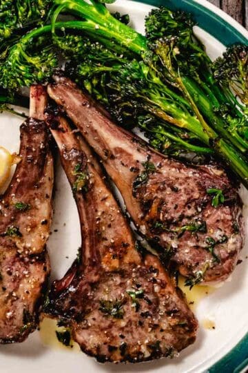 Baked small lamb chips with broccoli and lemon