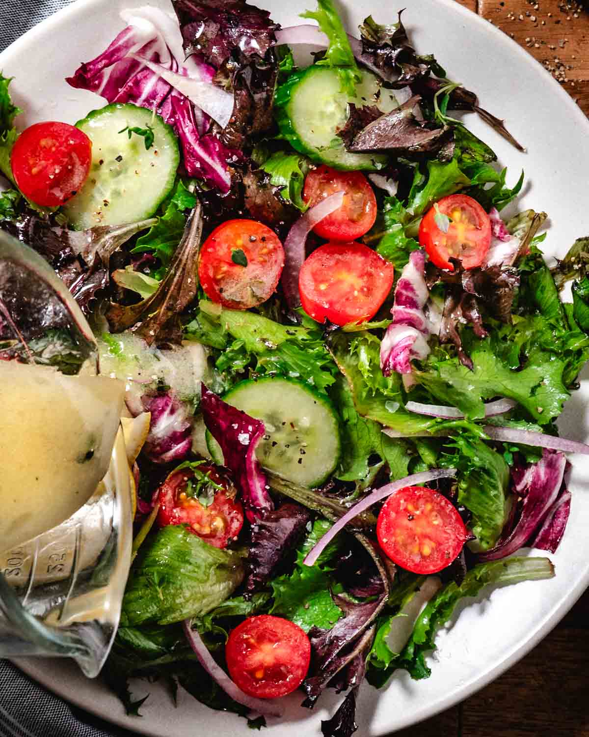easy garden salad recipe with fresh vegetables and olive oil dressing